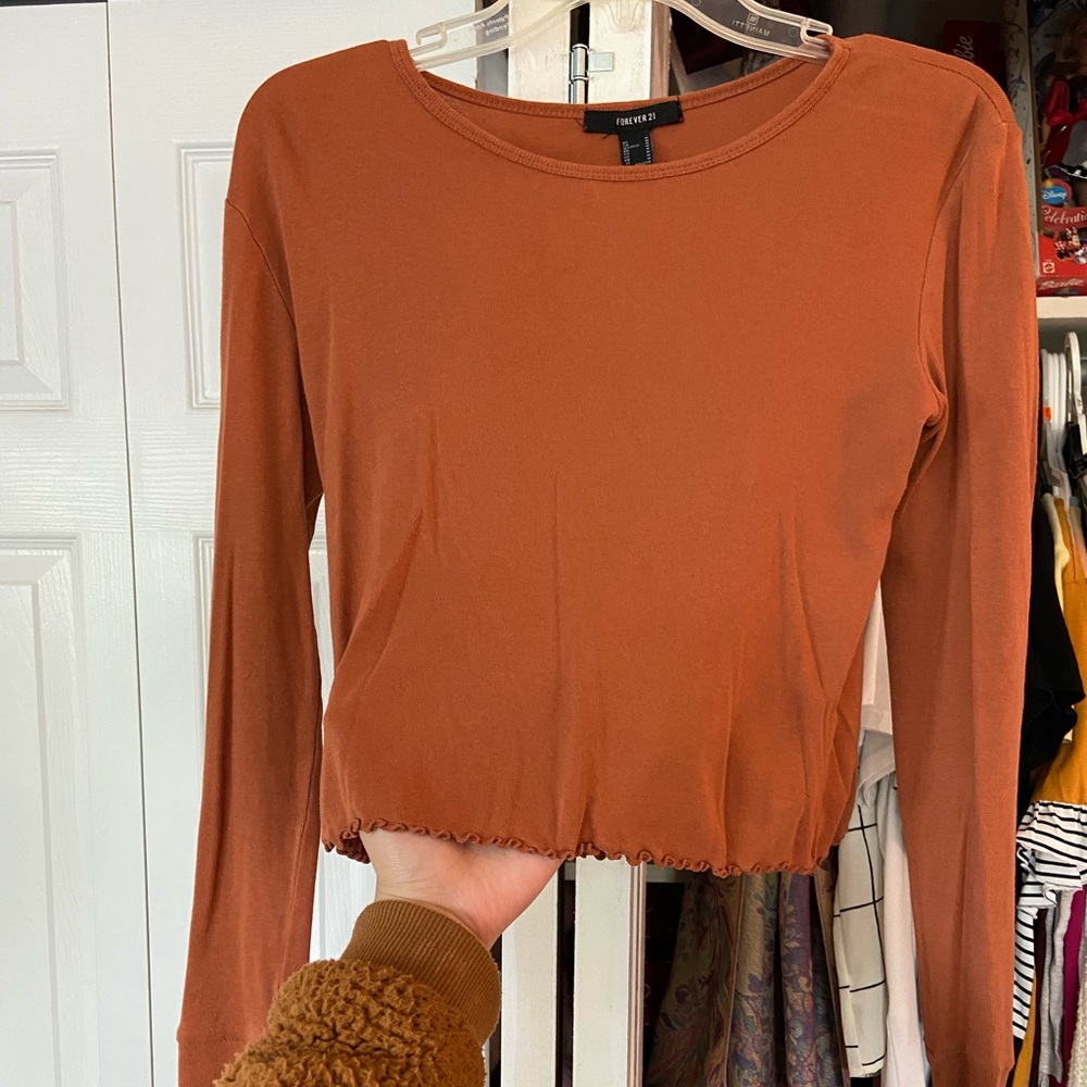 FOREVER 21 CROPPED SCALLOP BOTTOM TEE